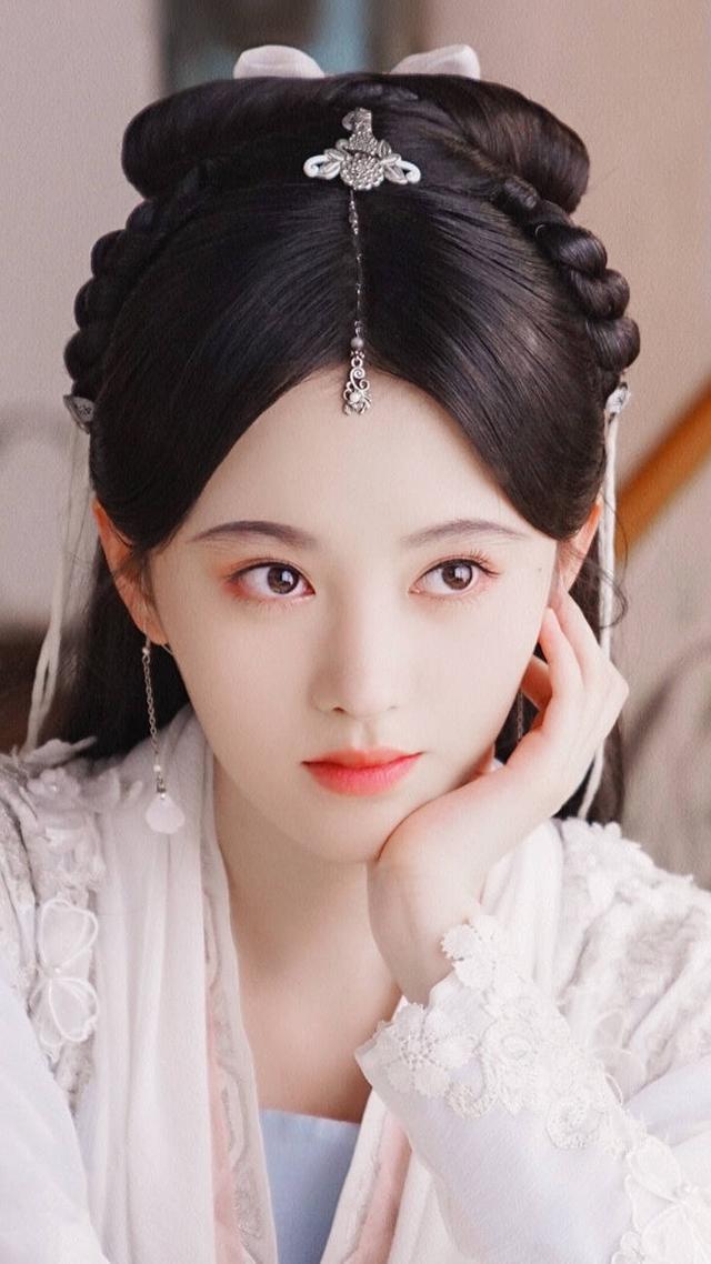 鞠婧祎|鞠婧祎新戏路透照，脸部凹陷严重，右脸一直不敢露出来