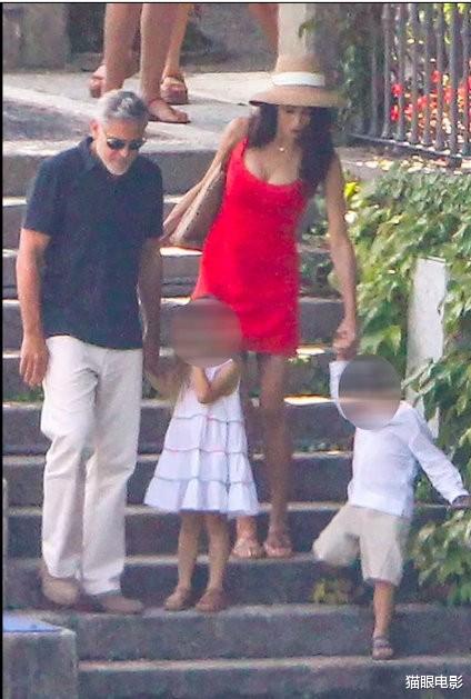 乔治·克鲁尼|60岁乔治克鲁尼同家人出街，妻子红裙超美艳，网友：老婆太漂亮