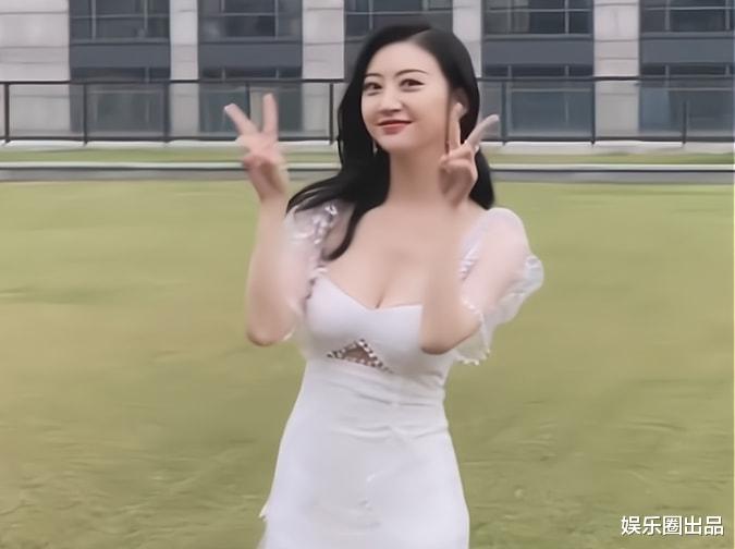 景甜|景甜的“草坪大片”火了，穿镂空装秀曲线美，被质疑博眼球