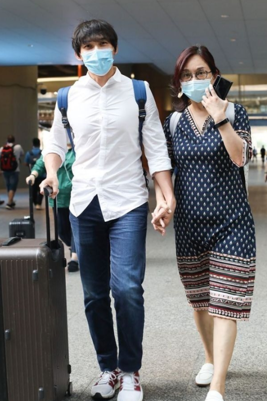 潮流新风|陈松伶明明是大婶的年纪，穿牛仔外套配印花裙时髦减龄，太洋气