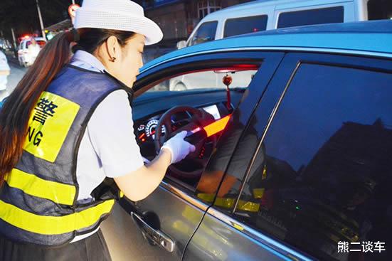 “三名女孩饮酒后推着车走”,到底算不算酒驾?专家给出了答案!