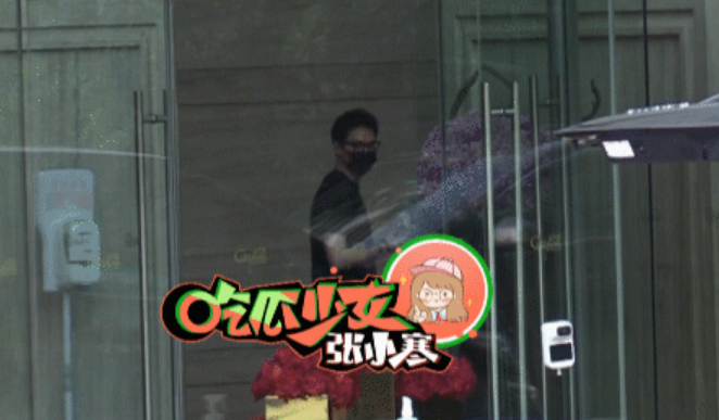 赵丽颖|被曝复合之后，赵丽颖疑派人到冯绍峰家中接娃，两人避嫌没有碰面