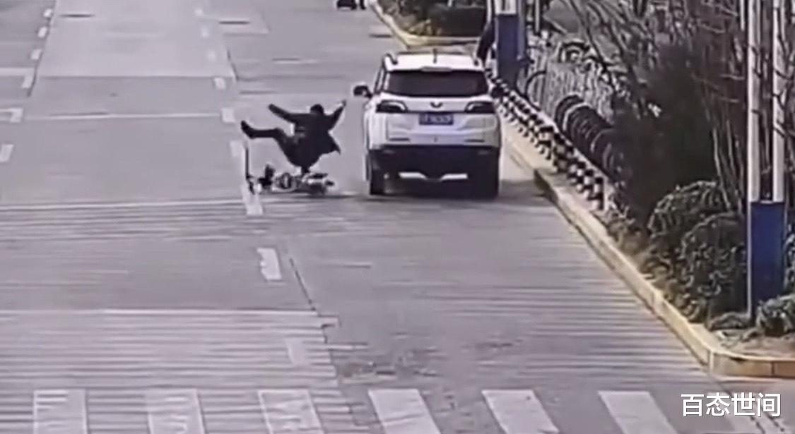 百态世间 男子在机动车道骑电动车，还全程低着头看手机，最终迎来报应