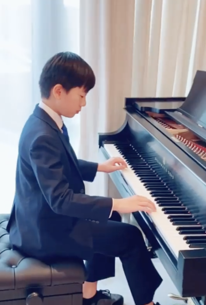 甄子丹|甄子丹为14岁儿子庆生，甄济嘉被父母夹击吻笑眯双眼，姐姐高挑漂亮