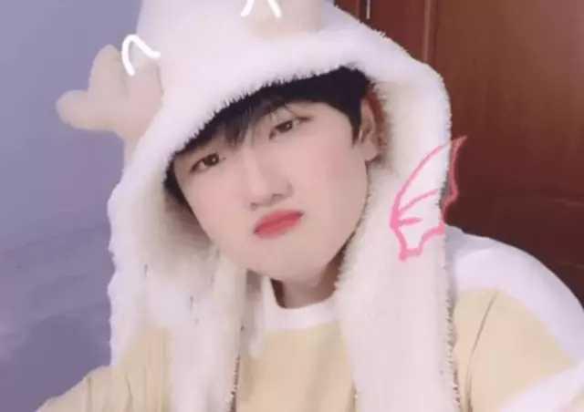  风小逸晒“军装照”以证清白遭网友疯狂吐槽：换个马甲照样认识你