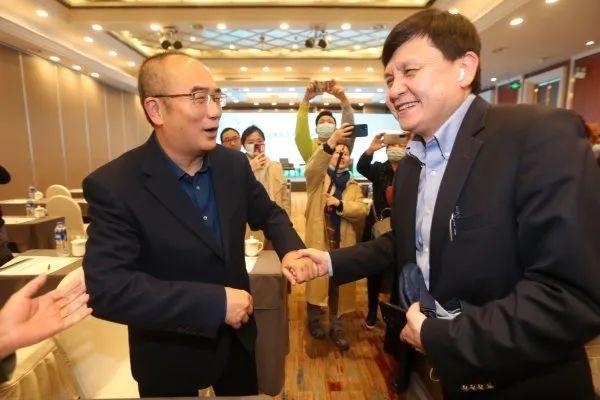 中華網(wǎng)河南 國(guó)內(nèi)到底什么時(shí)候能摘口罩？張文宏在武漢現(xiàn)場(chǎng)推算→