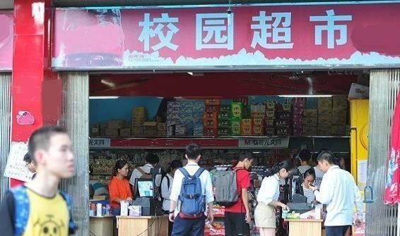 雪落无尘谈|四川新生带牛奶入校被拦，学生被迫蹲校门口喝完半箱，后续来了