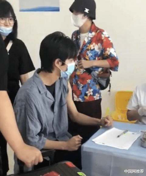 明星素颜|宋威龙接种疫苗被偶遇，乖巧低头不敢看医生打针