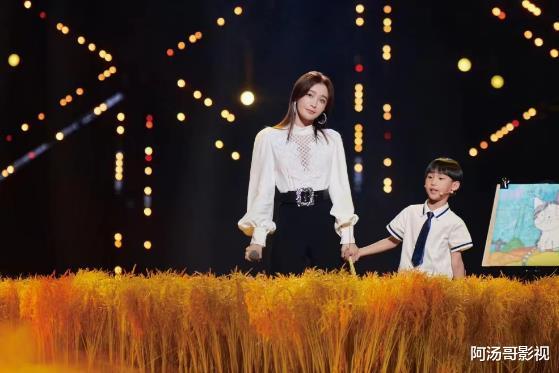 秦岚|秦岚以一首经典《稻香》唱出了大家的心声，让无数粉丝获得感动