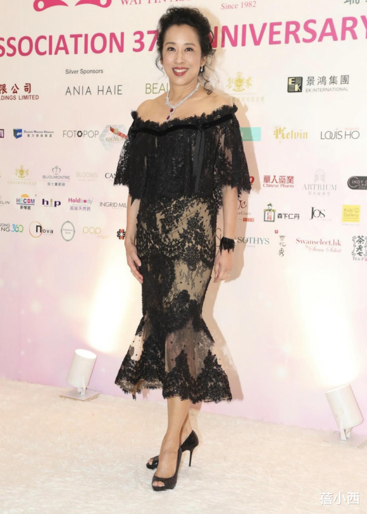 蓓小西|朱玲玲被富商老公宠上天,50后还有匀称身材,穿蓝色连衣裙太美了