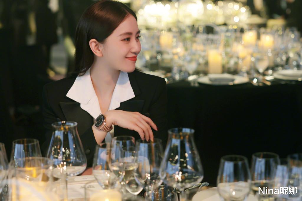 Nina昵娜|刘诗诗下电梯真绝了，背带衣叠穿衬衫似总裁视察，生完孩脱胎换骨