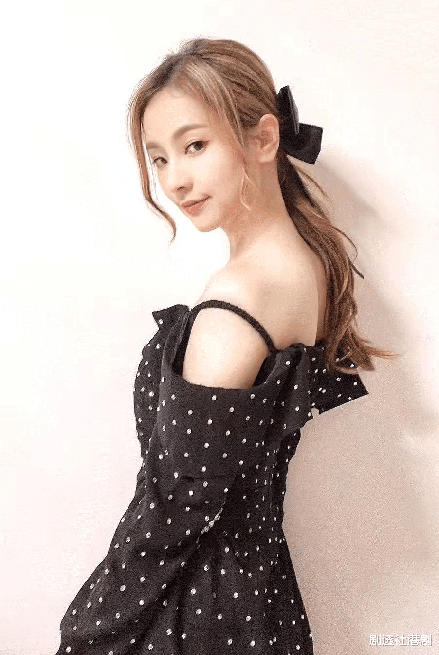 万水千山纵横|“星梦一姐”换人, 30岁\快女\推首张金唱片, 星梦行政总裁为其开祝捷会