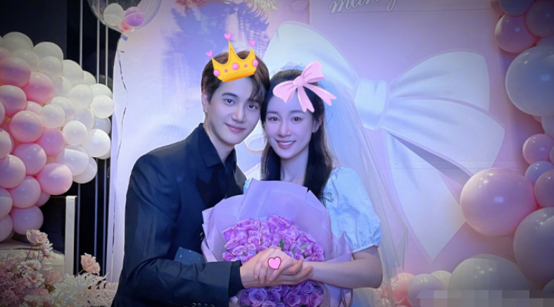 张檬|张檬金恩圣穿婚纱直播！女方面色红润皮肤白，现场亲密相拥秀恩爱