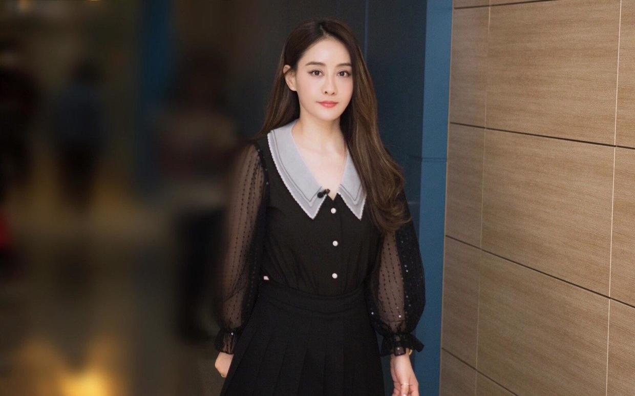 何有强|陈德容?已经47岁了，魅力不减，穿白色外套搭配半身，高级优雅