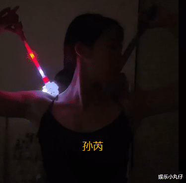 光剑|女明星的光剑变装，大秀锁骨肌肉好身材，43岁的倪虹洁完胜