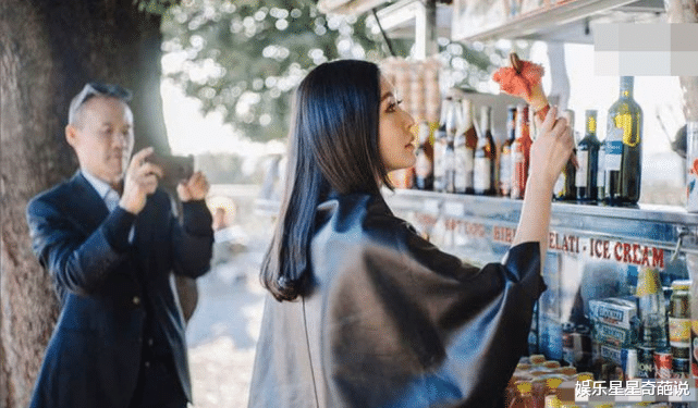 田朴珺|70岁王石与田朴珺首次带娃逛商场，网友：这就是嫁给爱情的样子