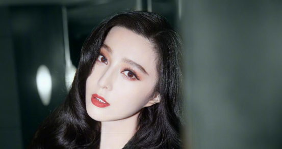 戴安娜王妃|39岁范冰冰被偶遇，长发披肩被嘲笑毫无美感，细节却令人称赞