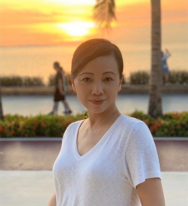 懒美人时尚|邓萃雯活得太真实了，穿一身黑色西装雍容华贵，脸上皱纹好显眼
