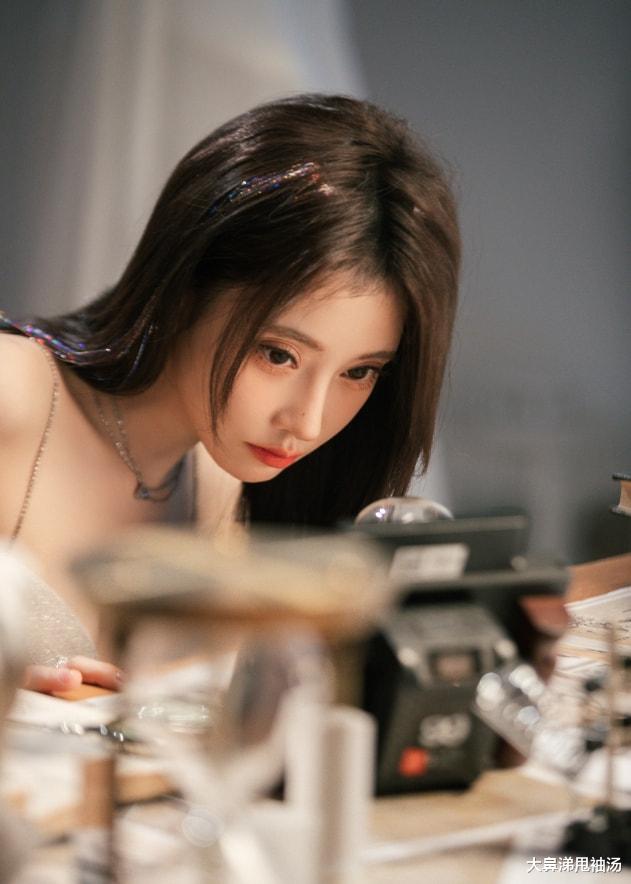 冯提莫|冯提莫新歌《窥》风靡全网，攻陷各大热搜榜，大胆突破未来可期