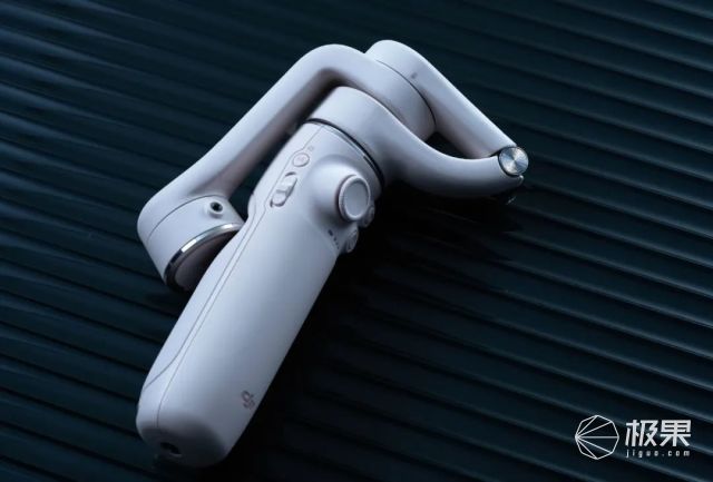 自拍杆|大疆发布「防抖自拍杆」!自带美颜,还送“摄影指导”!售价999元