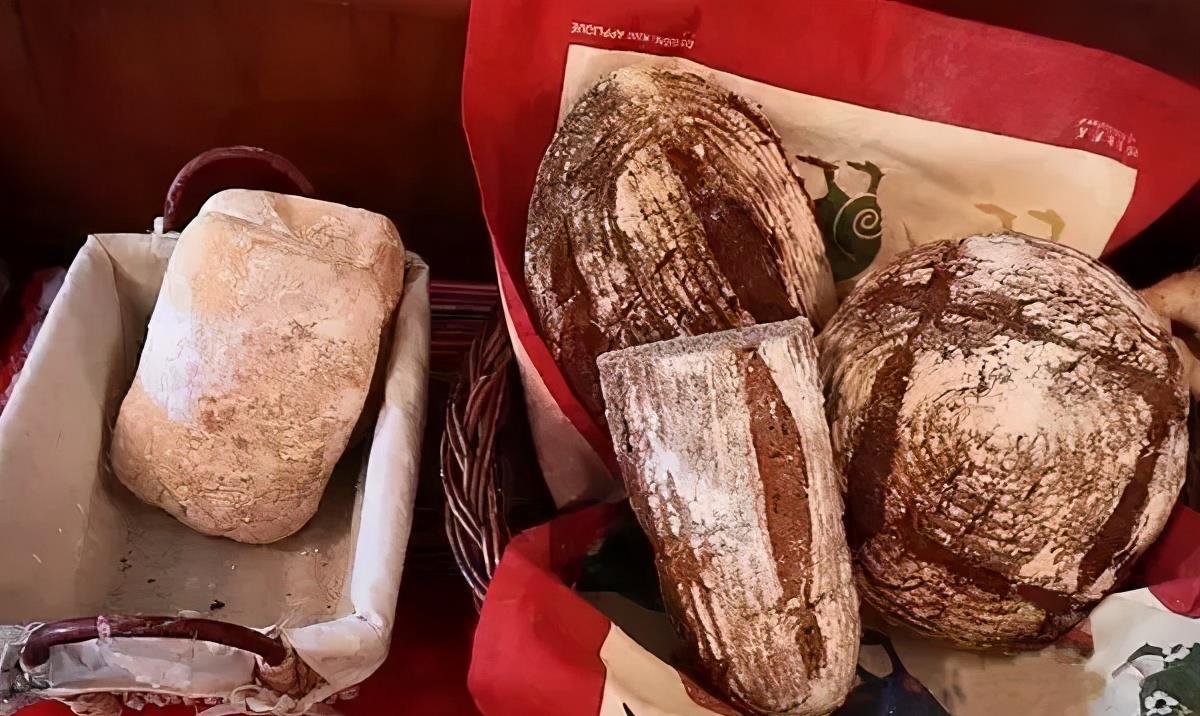 呼呼让我觉得心在跳 央视退休后，这对夫妻靠面包火到法国！慕了：这才是向往的生活