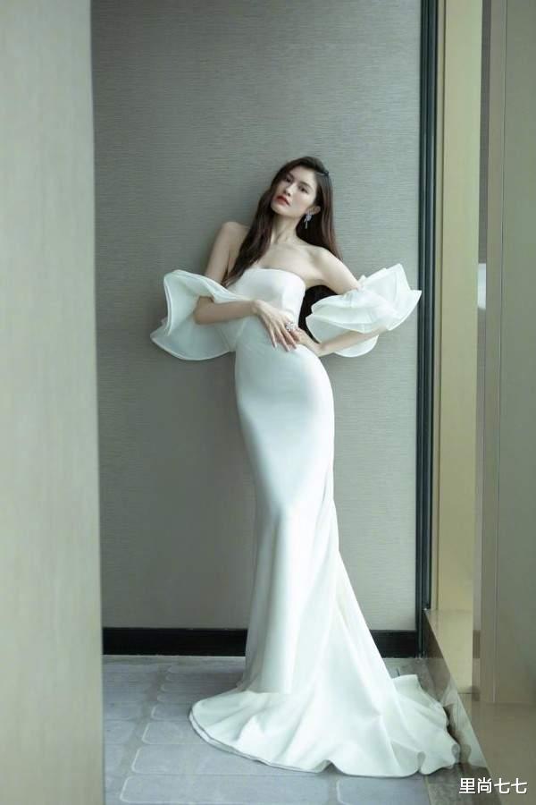 奚梦瑶|央视春晚三美同框，张梓琳穿碎花裙孕肚明显，比奚梦瑶何穗还高