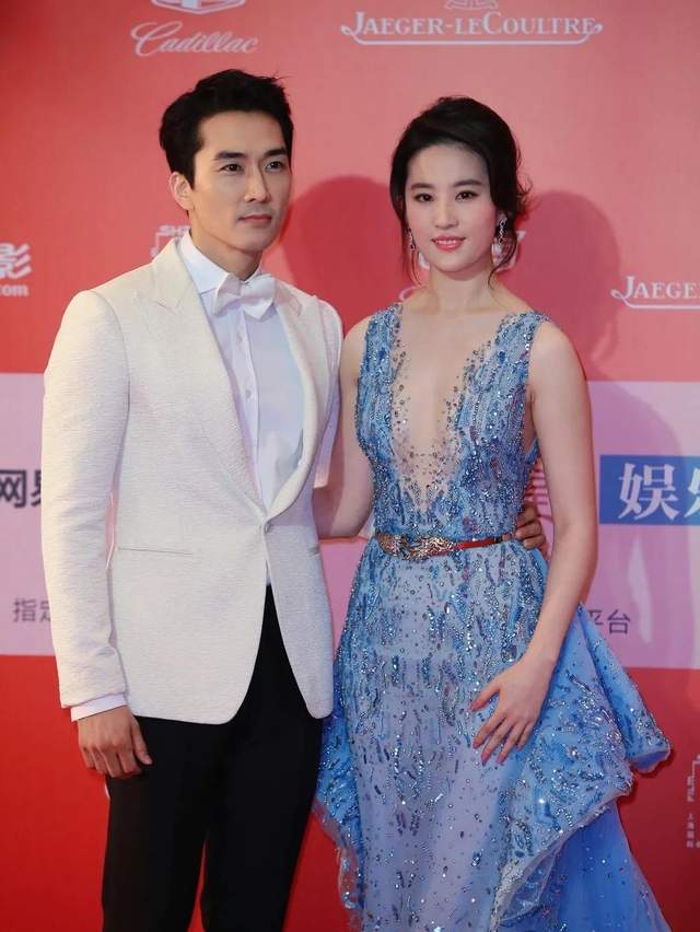 全球时尚号|34岁刘亦菲走红毯，搭配蓝色长裙礼服显性感，不愧是“仙女姐姐”