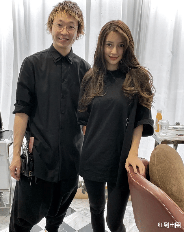 生图|baby到高级发廊做头发保养，和造型小哥拍合照，生图五官被赞精致