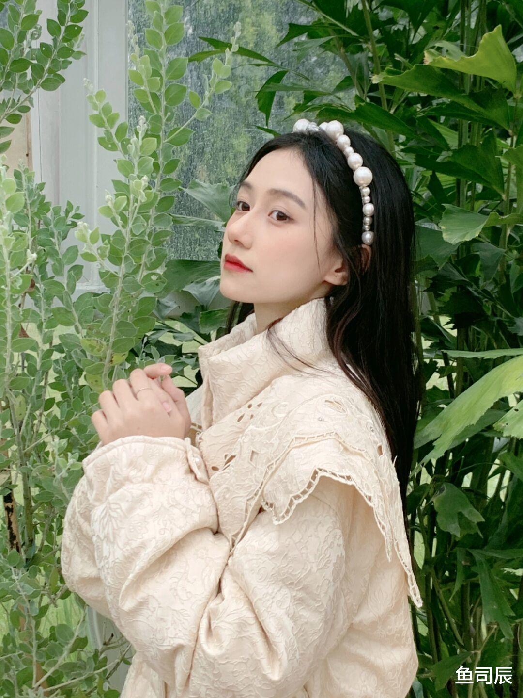 鱼司辰 周末出去约会怎么穿？蕾丝花边羽绒服+格子半身裙，保暖又好看！