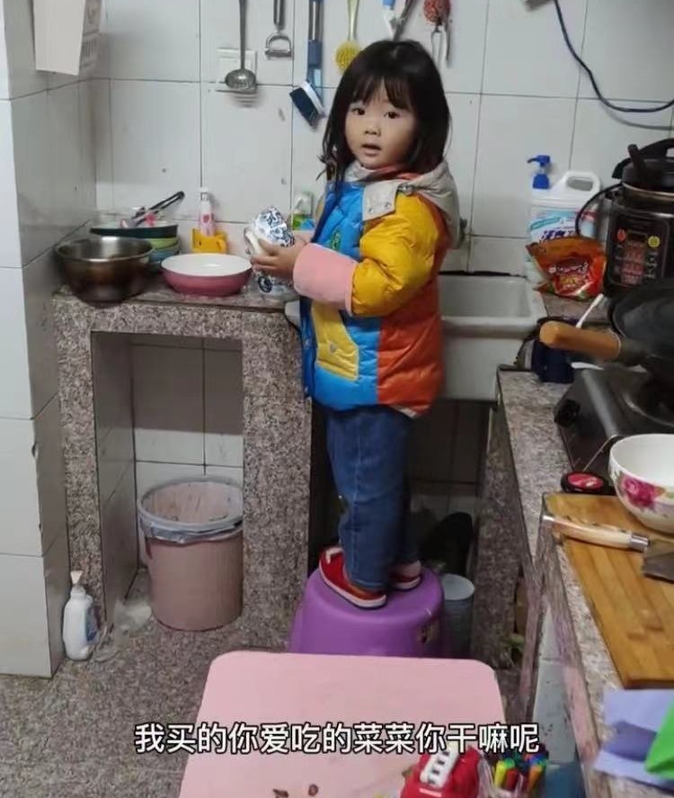 还记得坐在外卖箱的“外卖宝宝”吗?她近况被曝光,感动无数网友
