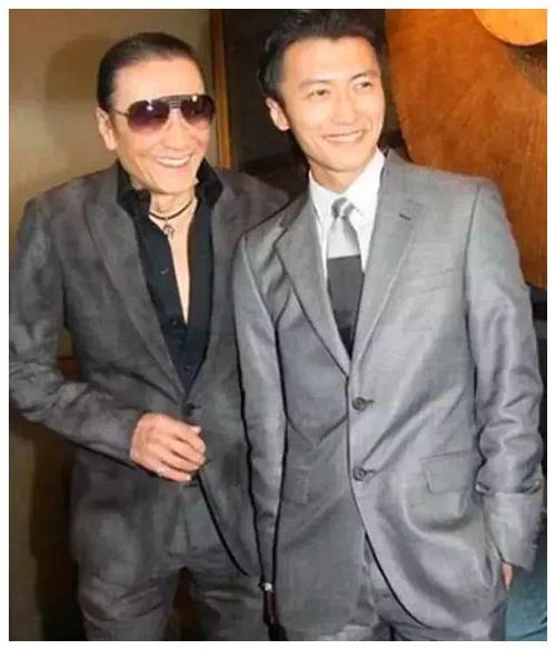 华晨宇|谢霆锋陪华晨宇回母校，围观群众有素质，谢霆锋思念父亲状态差