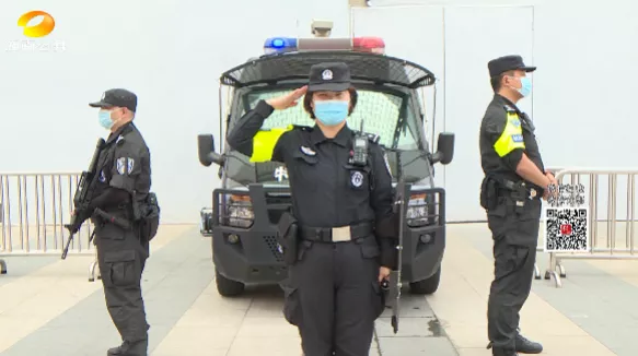 芒果帮女郎 直击长沙女特警街头巡逻：1天执勤14个小时，身背10余斤“8大件”