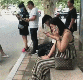 40岁老阿姨老牛吃嫩草25岁小伙,关键还一脸夫妻相,哇哈哈这波赚大啦~