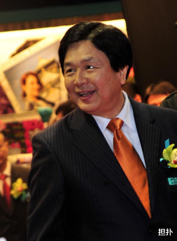 刘銮雄|37亿多买下一块地皮，还有一间铺子年收租1亿多，他才是隐形富豪