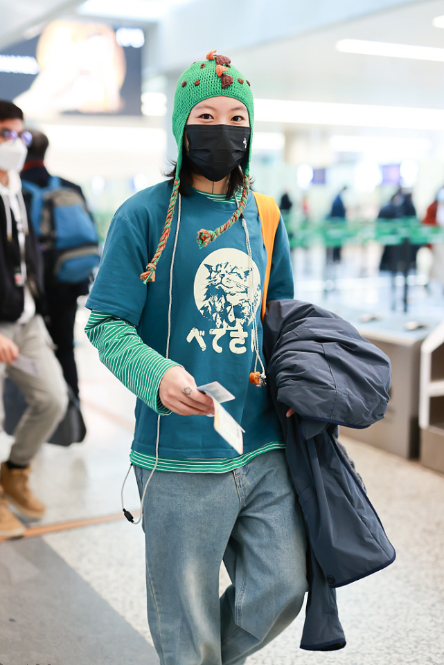 窦靖童|窦靖童每次出现都这么拉风，戴一顶绿色针织帽走机场，够时尚！