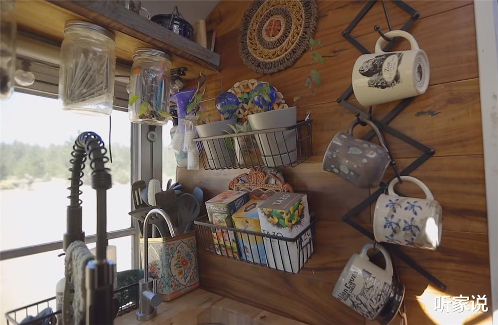 单亲妈妈买下2004年旧校车，带4个孩子在27㎡车内住1年，也是服了