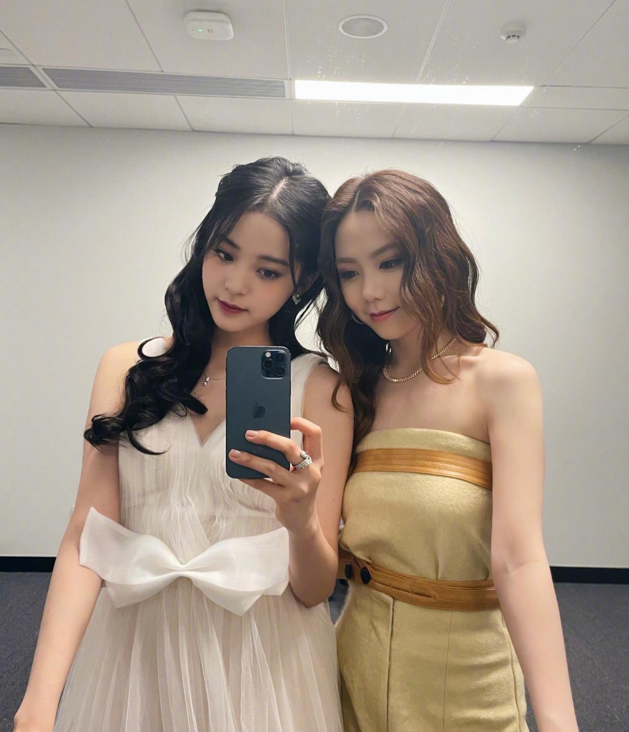 邓紫棋|邓紫棋晒自拍，与欧阳娜娜同框合影，网友：棋棋好像美人鱼