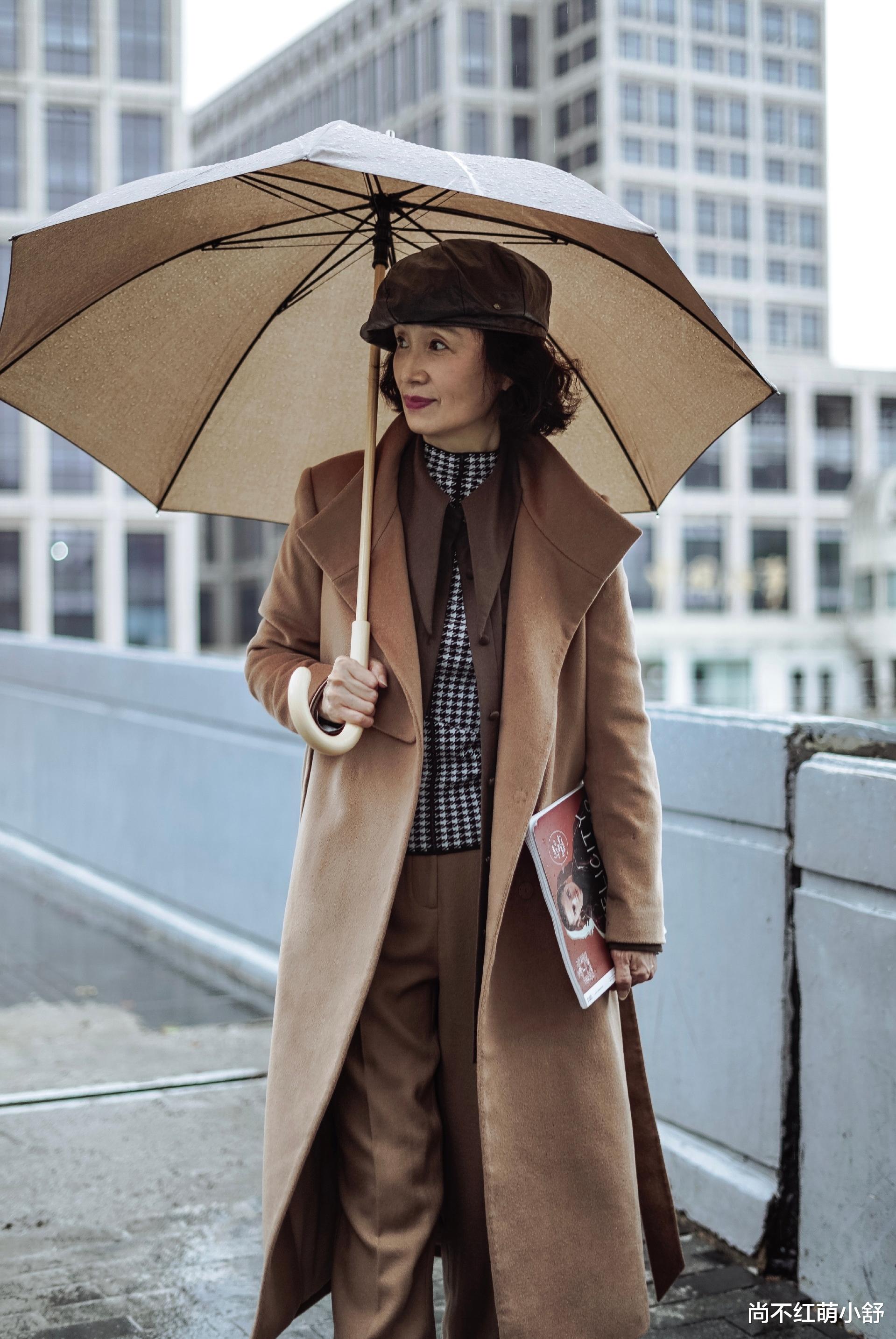 尚不红萌小舒 三木妈妈的冬装告诉我们：“奔60又如何，懂穿搭一样是时髦人”