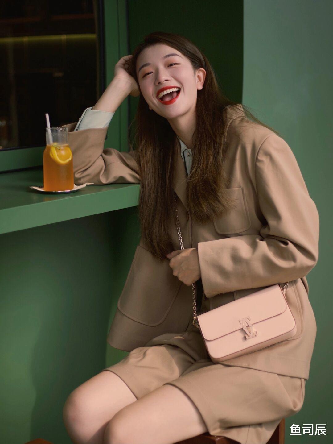 鱼司辰|小个子早秋穿搭指南！马甲+衬衫搭配休闲裤，穿起来少女感满分