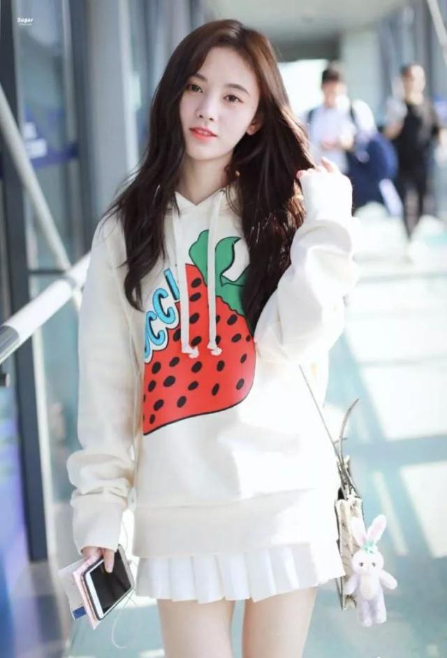 咏梅|专属夏季的草莓造型，鞠婧祎杨紫宋茜好甜美，49岁咏梅也在穿！