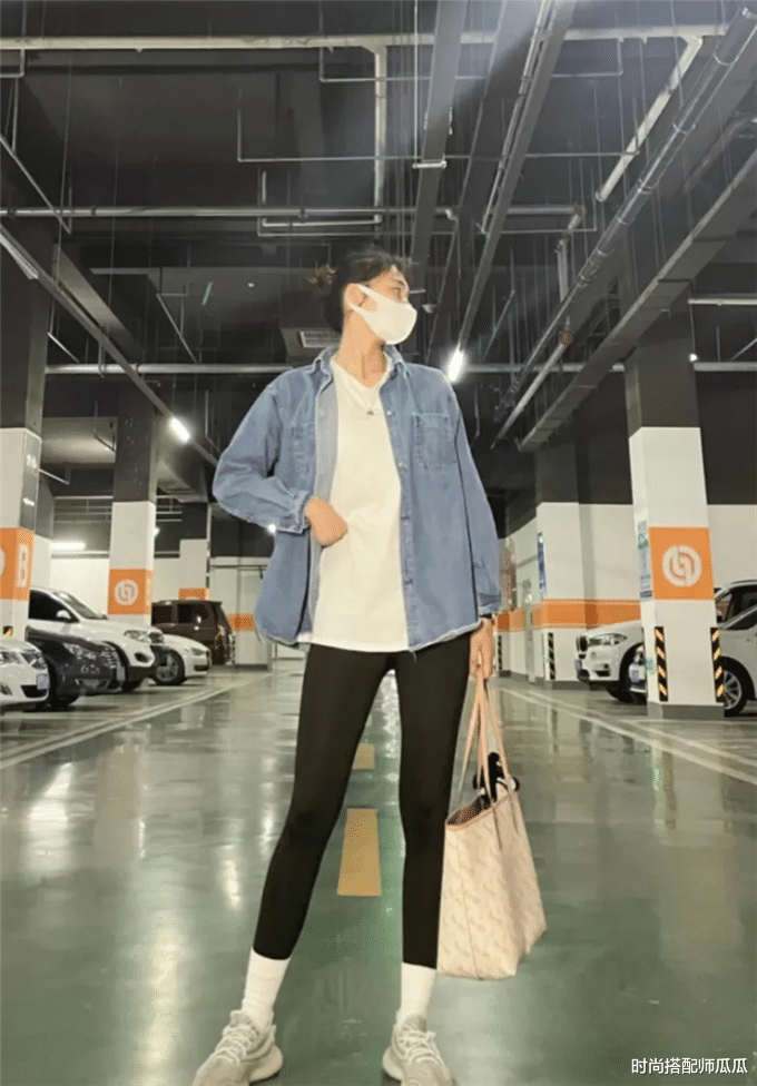 时尚搭配师瓜瓜|“阔腿裤”过时了，今夏火的是“鲨鱼裤”，时髦显瘦，明星都在穿