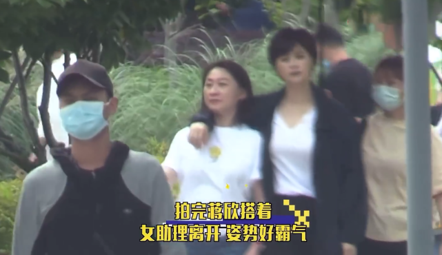 运动|蒋欣拍戏被偶遇，与白百何同框瘦身效果太明显，身材纤瘦一点不壮