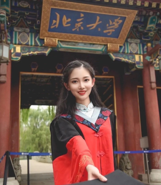 校花|北大校花火爆全网，高颜值长相神似“李沁”，评论区却满满恶意