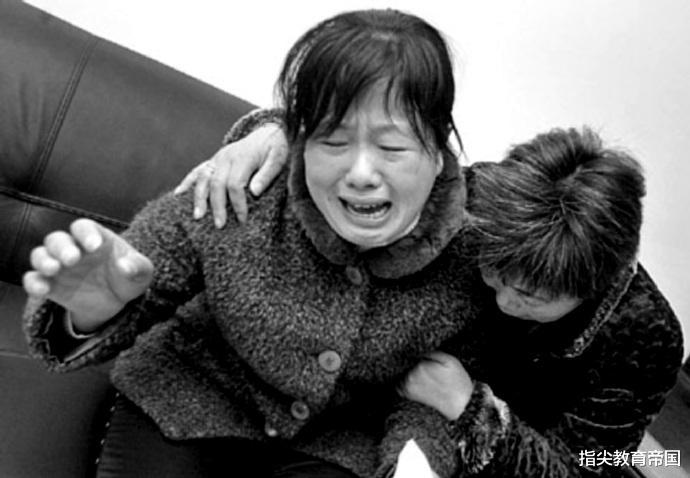 指尖教育帝国 女大学生不堪父亲折磨自杀，遗书曝光看哭众人，家庭伤害如何摆脱