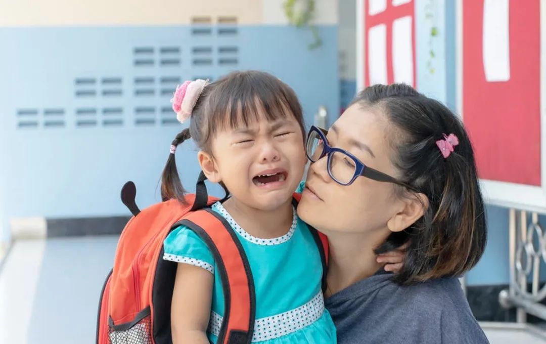 饭饭妈妈育儿|当孩子哭闹不愿意去幼儿园时,家长要明白什么该说,什么不该说