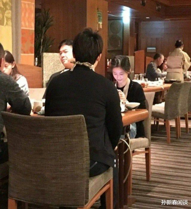 章泽天|章泽天与友人吃西餐,人均消费5千,邻桌老板送洋酒献殷勤遭婉拒