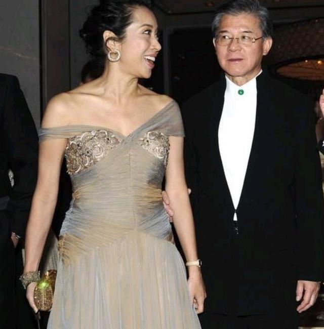 朱玲玲|朱玲玲现身港姐冠军赛，露脐装配绿宝石富气足，肚子高凸撑出一条缝