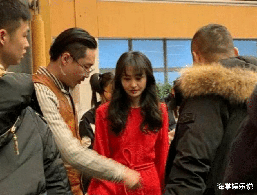 郑爽|郑爽1月29日落魄现身机场，冷清场面超尴尬，连记者都没空拍她