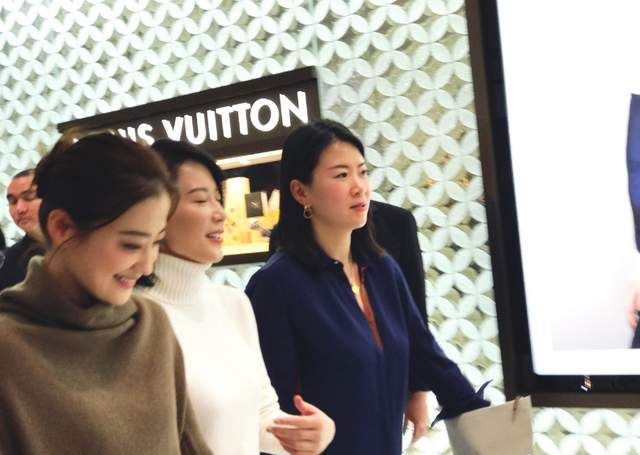 李双江|俞飞鸿梅婷同框亮相，两人穿同色系优雅清爽，70后女人最美的样子