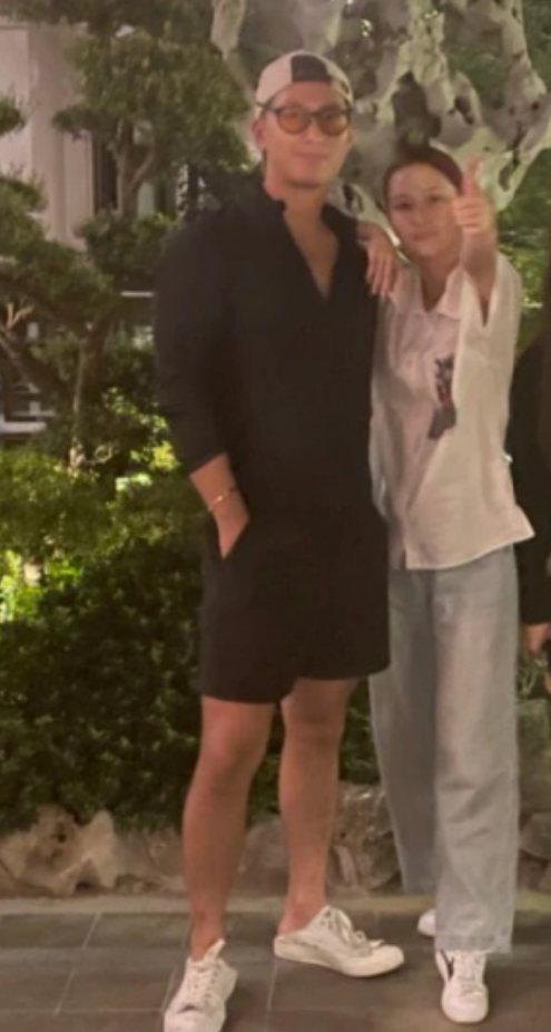 窦骁|向华强一家四口现身看秀！向太瘦了不少，向佐紧牵郭碧婷超甜